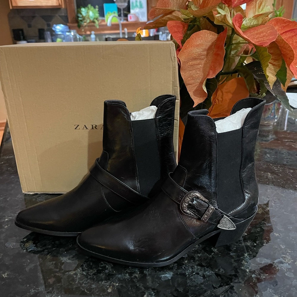 Zara Leather boots in black